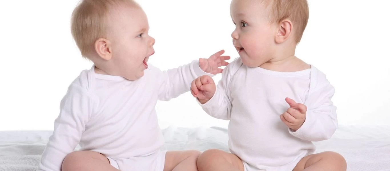 Μία μητέρα έκανε τατουάζ στο ένα από τα δίδυμα παιδιά της για να μην... τα μπερδεύει η νταντά